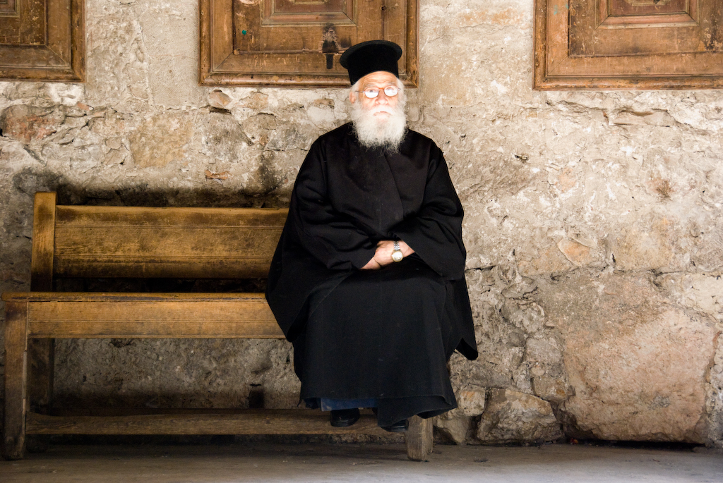 Un pope ortodosso veglia nei pressi del Sepolcro